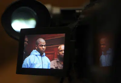 Thabo Bester, quien se fugó de una cárcel en Sudáfrica, es visto por medio de una pantalla de video en el tribunal de Ciudad del Cabo, Sudáfrica, el 3 de mayo de 2012. (Foto AP /Nardus Engelbrecht)