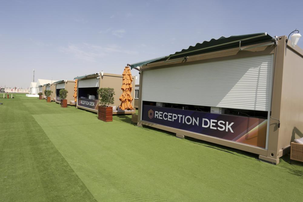 El jueves 10 de noviembre de 2022 se ve un área de recepción de un pueblo de fanáticos en Doha, Qatar. Qatar inauguró una villa de aficionados con capacidad para 6.000 cabañas en un lote aislado cerca de sus aeropuertos, una oferta de vivienda hacia el extremo inferior de lo que está disponible para la próxima Copa del Mundo a pocos días de comenzar. (Foto AP/Hussein Sayed)