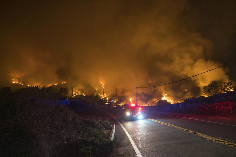 El incendio Palo Colorado afecta a lo largo de la Autopista 1 de California. | AP