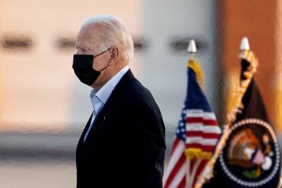 El presidente Joe Biden camina hacia el helicóptero presidencia en la base de la Fuerza Aérea Nacional Delaware, el lunes 6 de septiembre de 2021, en New Castle, Delaware. (AP Foto/Manuel Balce Ceneta)