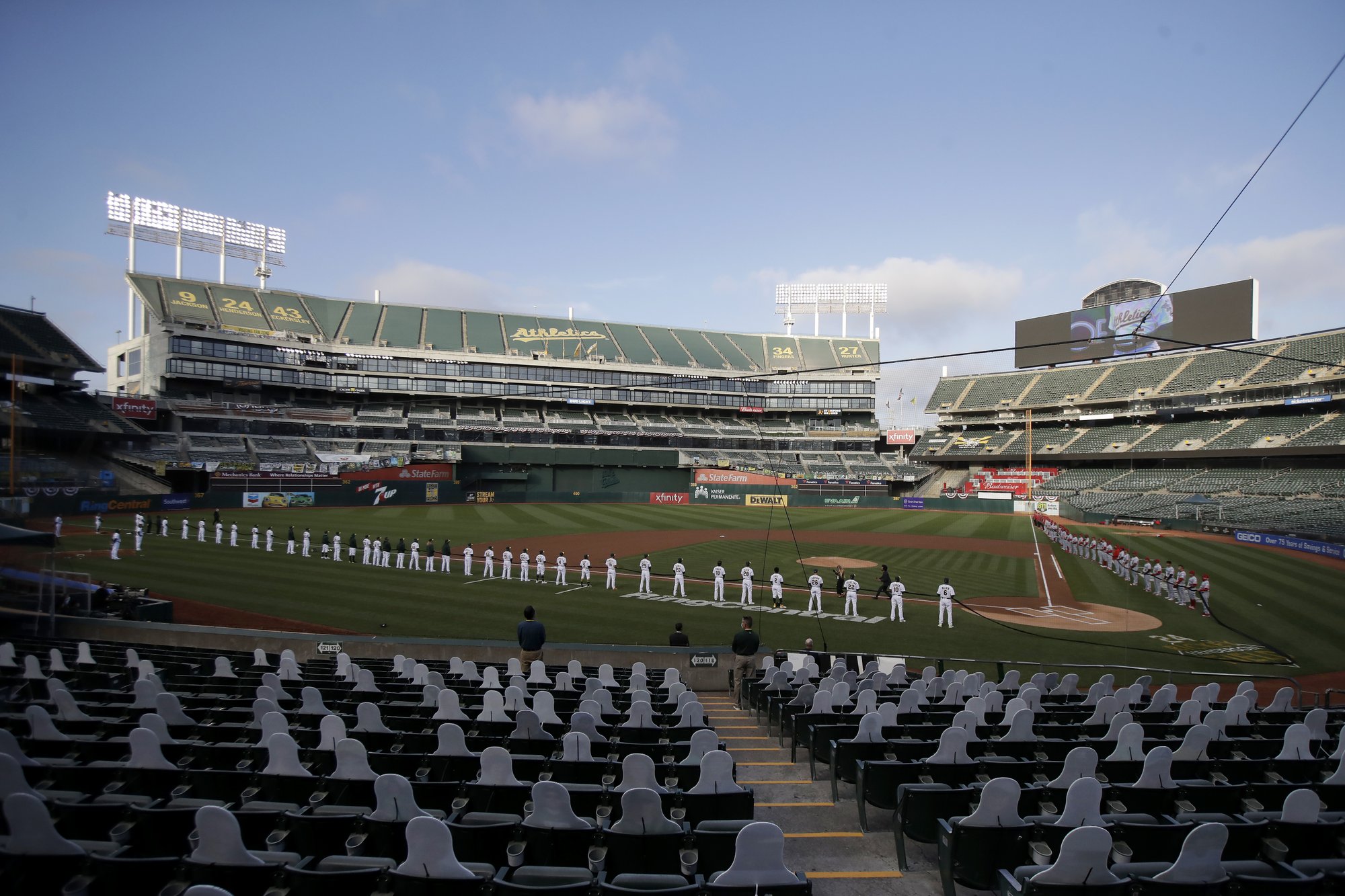AP PHOTOS Empty stands, masked players as baseball returns Campeche