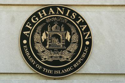 El escudo de la embajada de la República Islámica de Afganistán en Washington, el martes 17 de mayo de 2022. (AP Foto/Manuel Balce Ceneta)