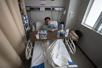Israel Buendía se recupera de COVID-19 en el Hospital General Ajusco Medio, que atiende sólo enfermos de coronavirus, en Ciudad de México, el martes 31 de agosto de 2021. (AP Foto/Marco Ugarte)