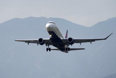 Un avión de pasajeros de Delta Air Lines despega del Aeropuerto Hollywood Burbank, California, el 8 de julio del 2021. Las autoridades federales en Estados Unidos planean lanzar un software en 27 aeropuertos grandes en Estados Unidos que esperan elimine las colas largas de aviones esperando para despegar y reduzca ligeramente el consumo de combustible. (AP Foto/Mark J. Terrill)