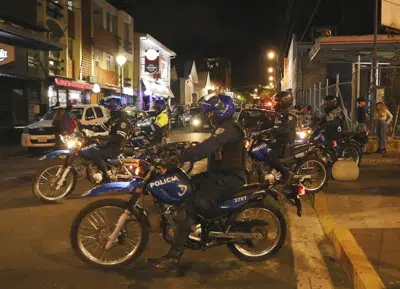 ARCHIVO - Policías patrullan en motocicletas una zona de bares y centros nocturnos en San José, Costa Rica, el 27 de enero de 2023. (AP Foto/Carlos Gonzalez/Archivo)