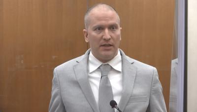 En esta fotografía, el expolicía de Minneapolis Derek Chauvin habla en la corte durante su audiencia de sentencia el viernes 25 de junio de 2021 en el tribunal del condado Hennepin, en Minneapolis. (TV de la corte vía AP, Pool)