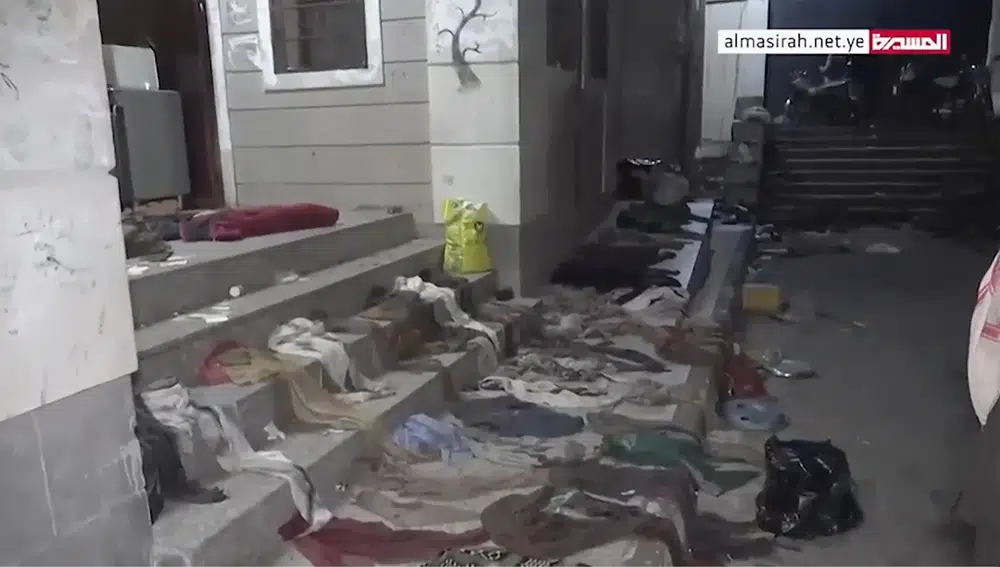 Kjo imazh nga një video, tregon pasojat e një rrëmuje vdekjeprurëse në Sanaa, Jemen të Mërkurën, 19 Prill 2023. Një turmë me sa duket e tronditur nga të shtënat me armë zjarri dhe një shpërthim elektrik i goditur në një ngjarje për shpërndarjen e ndihmës financiare gjatë muajit të shenjtë mysliman të Ramazanit në Kryeqyteti i Jemenit të mërkurën vonë. (KANALI TV AL-MASIRAH nëpërmjet AP)