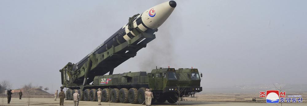 Esta foto distribuida por el gobierno de Corea del Norte muestra lo que dice un misil balístico intercontinental (ICBM) Hwasong-17 antes de su lanzamiento de prueba, en un lugar no revelado en Corea del Norte el 24 de marzo de 2022. No se permitió el acceso de periodistas independientes para cubrir el evento representado en esta imagen distribuida por el gobierno de Corea del Norte.  El contenido de esta imagen es tal como se proporciona y no se puede verificar de forma independiente.  La marca de agua en idioma coreano en la imagen proporcionada por la fuente dice: "KCNA", que es la abreviatura de la Agencia Central de Noticias de Corea.  (Agencia Central de Noticias de Corea/Servicio de Noticias de Corea vía AP)