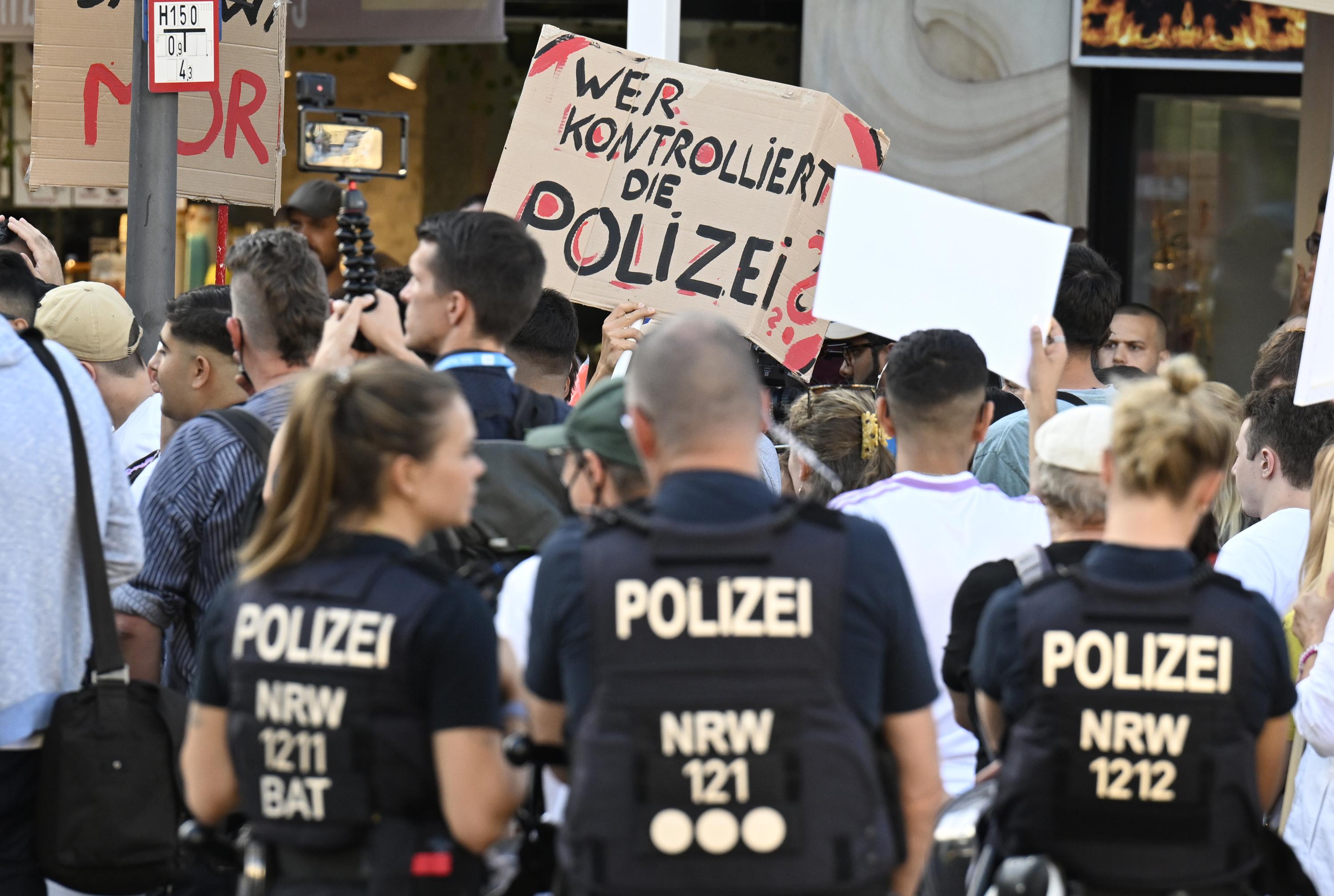 Deutsche Behörden untersuchen Polizeimord an schwarzem Teenager