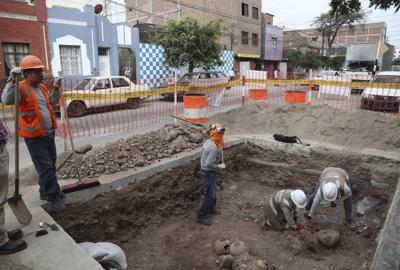 ARCHIVO - Arqueólogos excavan huesos y vasijas antiguas de una cultura Inca que fueron descubiertos por trabajadores que excavaban una línea de gas natural en el barrio de Brena en Lima, Perú, el 11 de febrero de 2020. Unos 300 hallazgos arqueológicos, de unos 2.000 años de antigüedad, han sido reportados durante la última década durante la construcción de miles de kilómetros de gasoductos en la capital peruana. (AP Foto/Martín Mejía, Archivo)