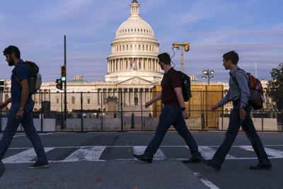 Cercas de seguridad rodean el Capitolio, Washington, jueves 16 de setiembre de 2021. Para el 18 de setiembre está previsto un acto de ultraderechistas partidarios del expresidente Donald Trump para exigir la libertad de los arrestados implicados en la insurrección del 6 de enero.  (AP Foto/J. Scott Applewhite)