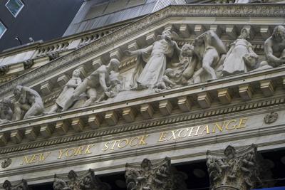 En esta imagen del 27 de septiembre de 2022 se ve el edificio de la Bolsa de Valores en el distrito financiero de Nueva York. Los precios de las acciones se desplomaron el 13 de octubre en la Bolsa de Valores de Nueva York tras un reporte que indica que la inflación en Estados Unidos no ceja. (AP Foto/Mary Altaffer)