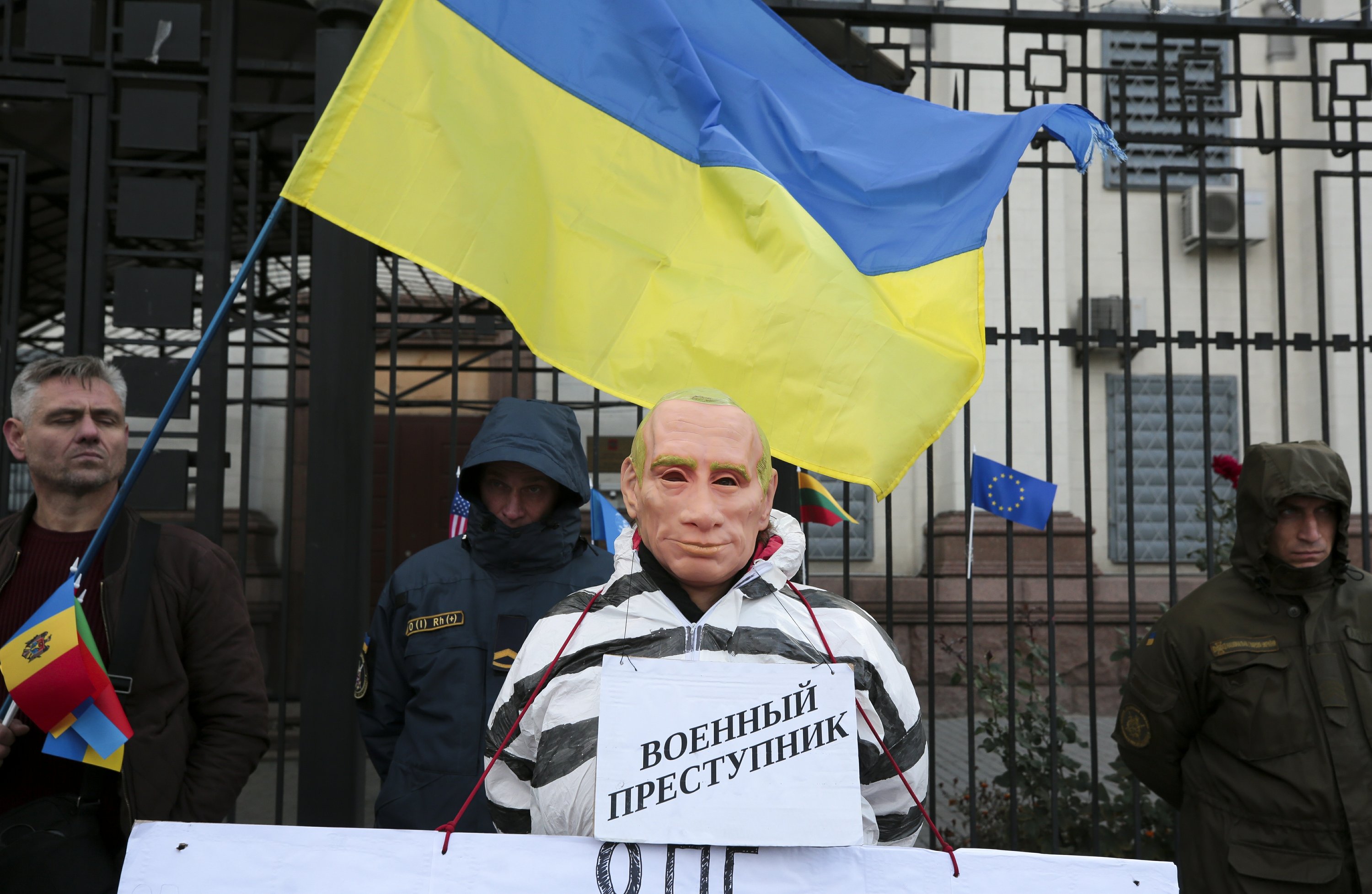 Протесты украинцев облитых краской