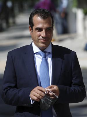 El ministro de Salid griego Athanassios Plevris llega al palacio presidencial en Atenas, 31 de agosto de 2021. (Dimitris Kapadais/InTime News via AP)