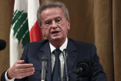 Riad Salameh, gobernador del Banco Central del Líbano, durante una conferencia de prensa en Beirut, el 11 de noviembre de 2019. (Foto AP/Hussein Malla, Archivo)