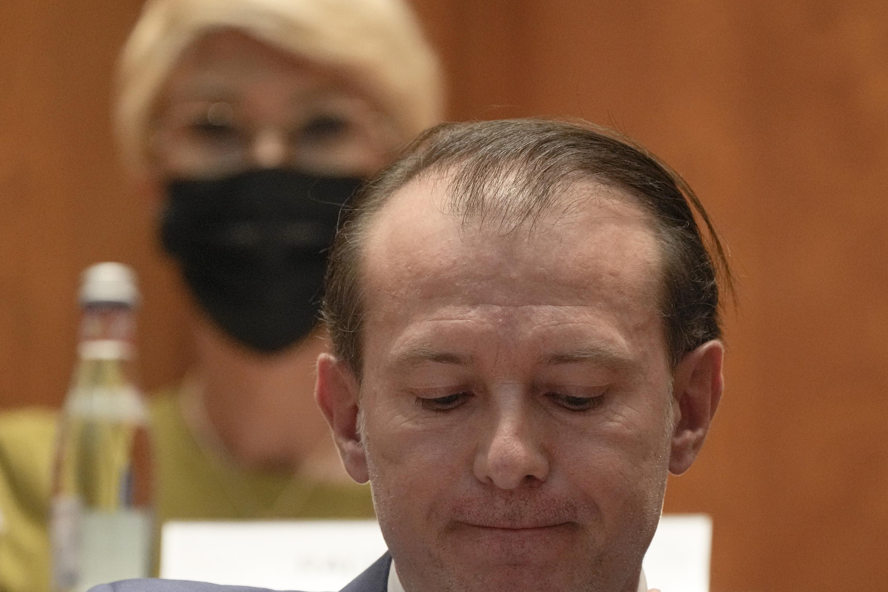Căderea Guvernului României după un vot de neîncredere Căderea Guvernului României după un vot de neîncredere