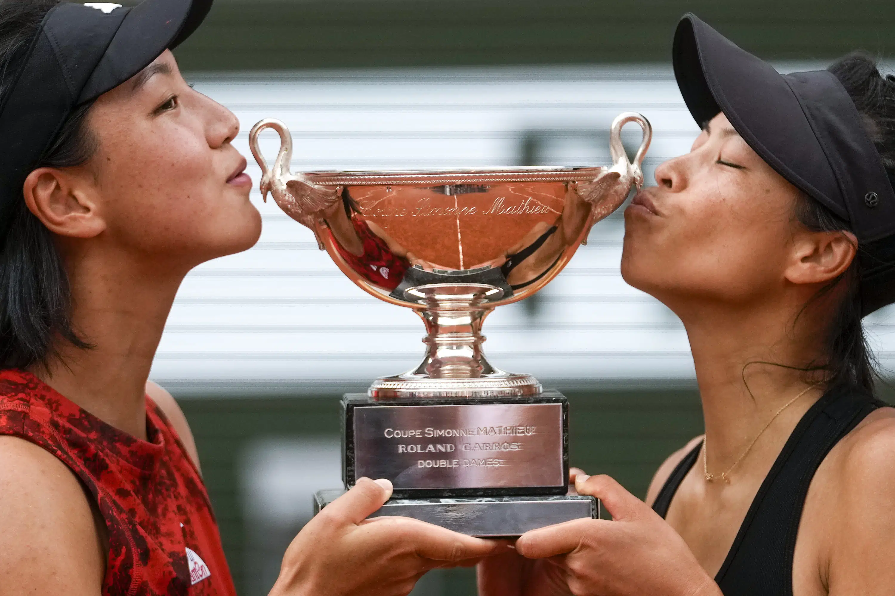 Hsieh et Wang ont remporté le double féminin à Roland-Garros après avoir battu Fernandez et Townsend