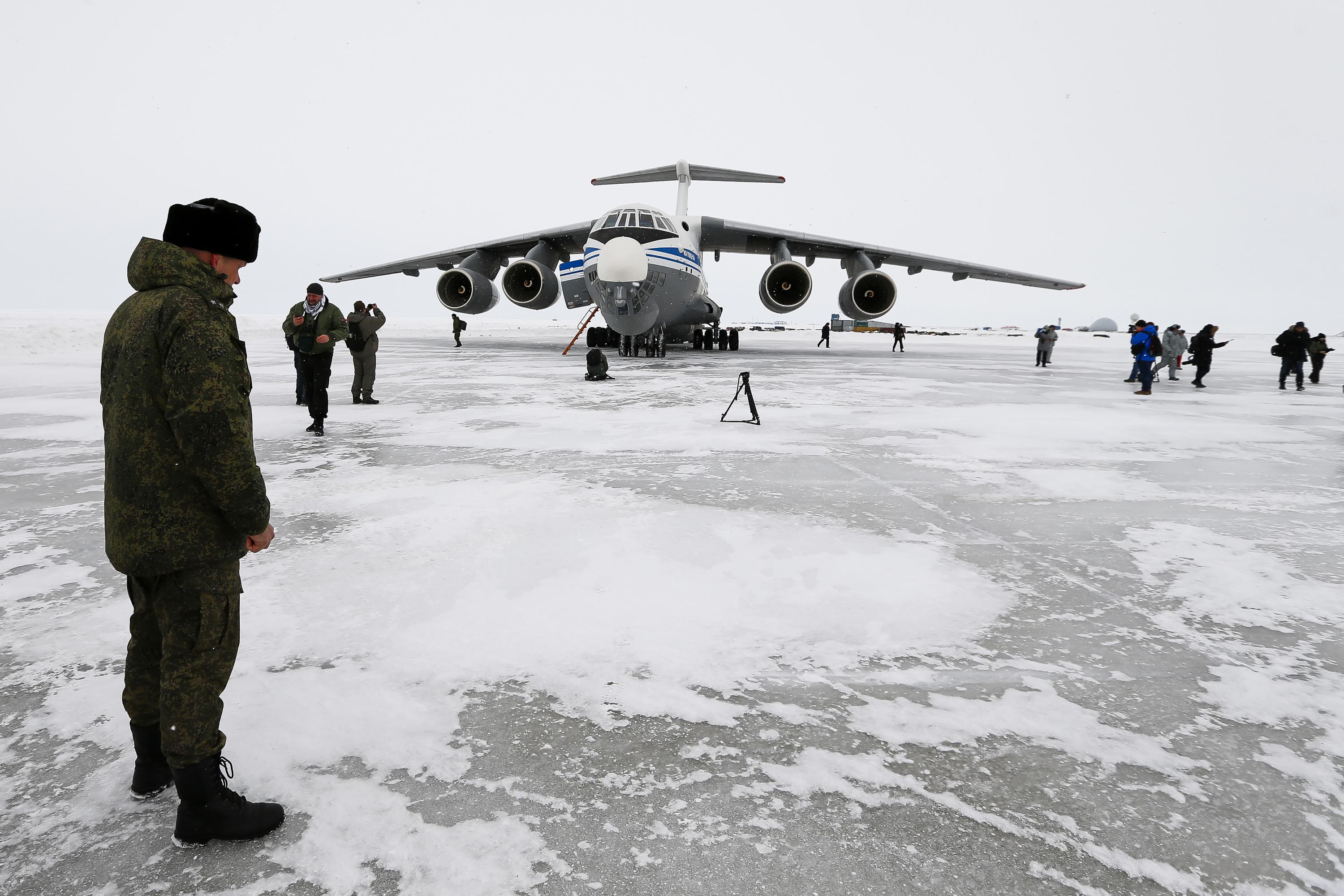 Rusia posa dos batiscafos bajo el Polo Norte en una misión territorial