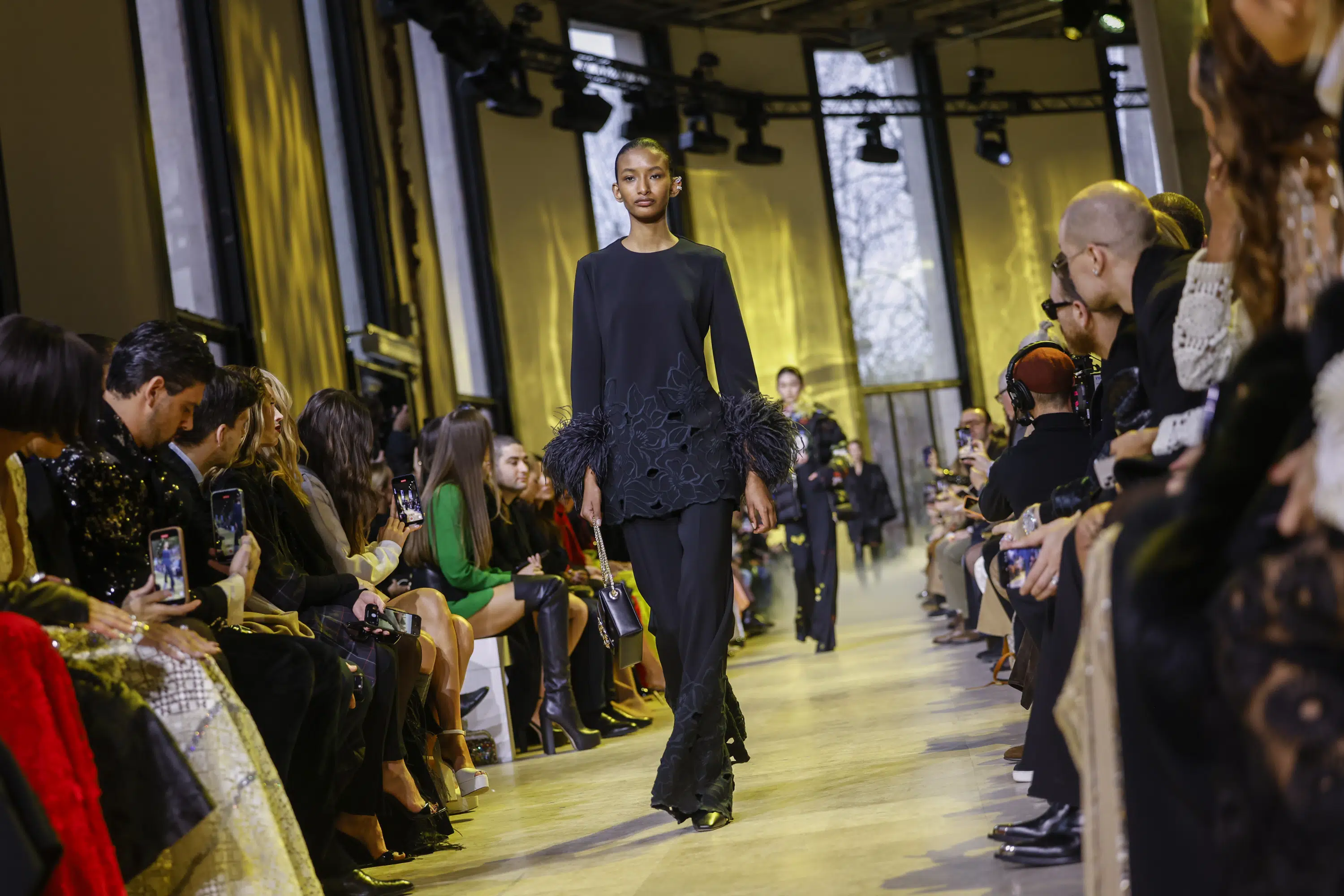 Paris Fashion Week mencakup motif bunga minimalis dan Renaisans