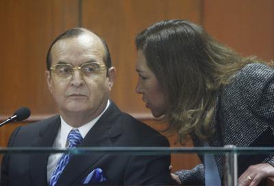 ARCHIVO - En esta foto de archivo del 30 de junio de 2008, Vladimiro Montesinos, a la izquierda, escucha a su abogada Estela Valdivia mientras testifica en el juicio contra el expresidente peruano Alberto Fujimori en Lima. El gobierno del presidente peruano Pedro Castillo cambió a Montesinos el miércoles 25 de agosto de 2021 de una prisión militar a una cárcel civil, sin dar razones de inmediato. (AP Foto/Martín Mejía, Archivo)