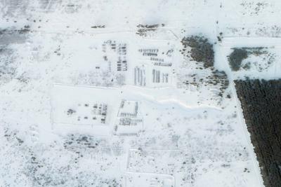 Esta imagen atelital distribuida por Planet Labs PBC muestra vehículos y tanques estacionados en la zona de entrenamiento Pogonovo al sur de Voronej, Rusia, 26 de enero de 2022. (Planet Labs PBC via AP)