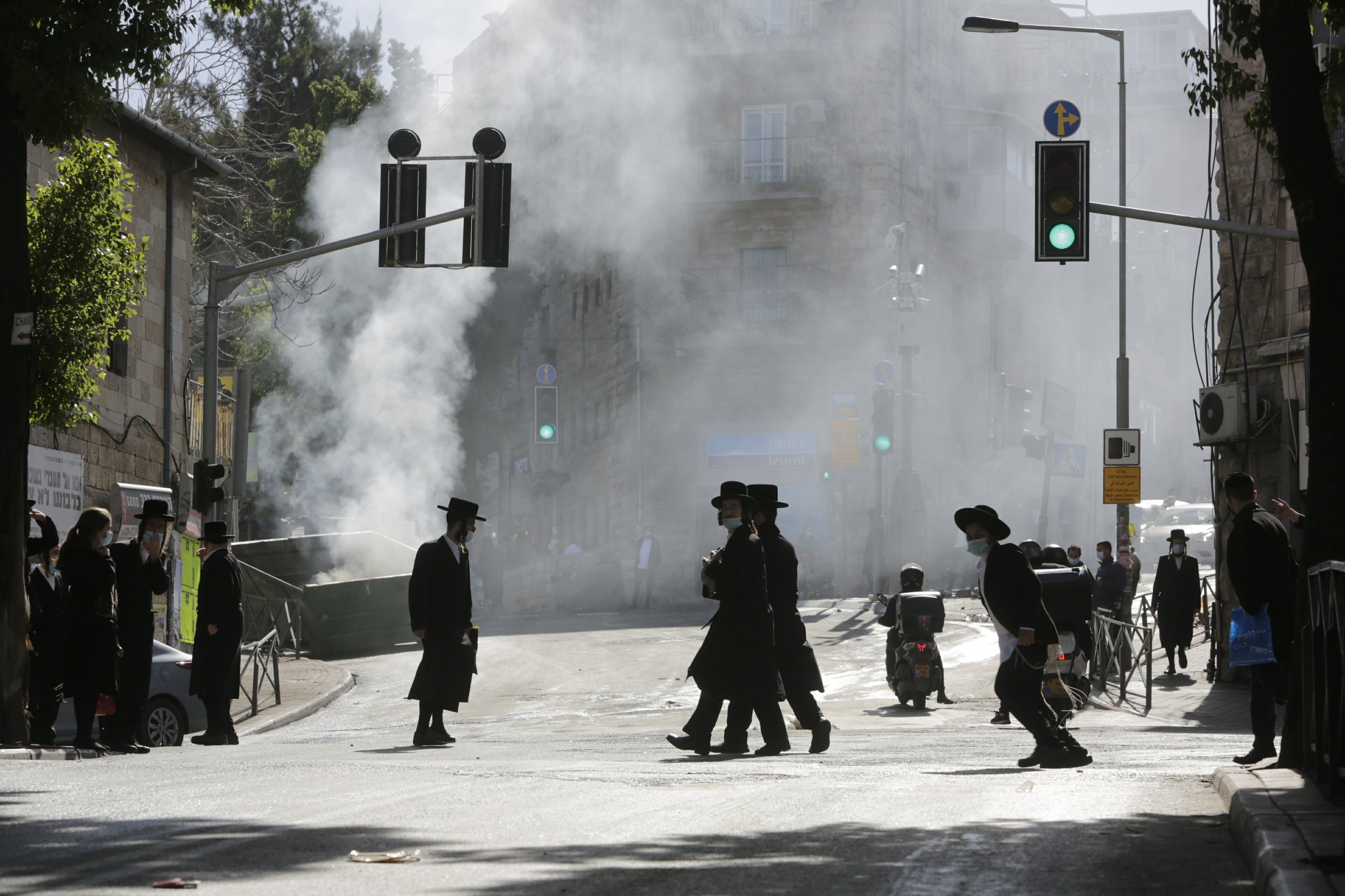 Israel closes airport to control outbreak