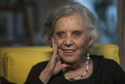 La escritora mexicana Elena Poniatowska durante una entrevista en su casa en la Ciudad de México el 24 de septiembre de 2015. Poniatowska publicó la segunda parte de su libro “El amante polaco”.  (Foto AP / Christian Palma, archivo)