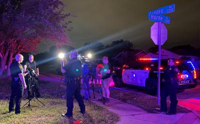 Fotografía difundida en Twitter por la policía de Fort Worth en la que el jefe policial Neil Noakes ofrece declaraciones a los medios en el sitio de un tiroteo la madrugada del domingo 4 de julio de 2021, en Fort Worth, Texas. (Policía de Fort Worth vía AP)