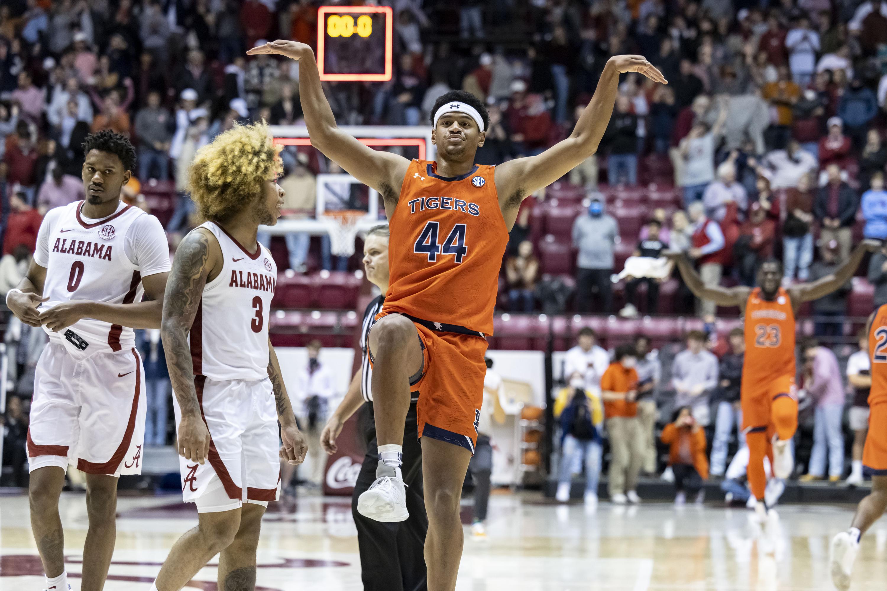 No. 4 Auburn holds off rival No. 24 Alabama, 81-77