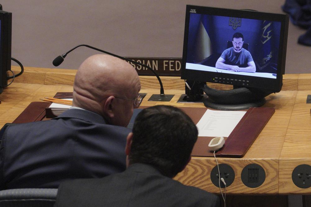El embajador de Rusia ante Naciones Unidas, Vasily Nebenzya (izquierda), habla con un asesor durante la intervención del presidente de Ucrania, Volodymyr Zelenskyy, en el Consejo de Seguridad de Naciones Unidas, el 27 de septiembre de 2022, en la sede de la ONU. (AP Foto/Bebeto Matthews)