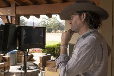 En esta imagen proporcionada por Universal Pictures el director Everardo Gout en el set de su película "The Forever Purge". ( Jake Giles Netter/Universal Pictures via AP)