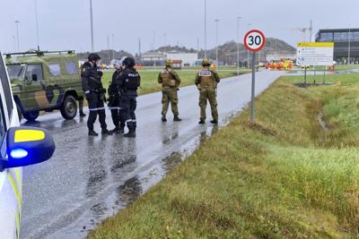Policías y miembros de la guardia nacional están desplegados en las afueras de una planta de gas en Aukra, Noruega, el 13 de octubre del 2022, luego de recibir una amenaza de bomba. (Gunn Aarones/ Romsdals Budstikke/NTB Scanpix vía AP)