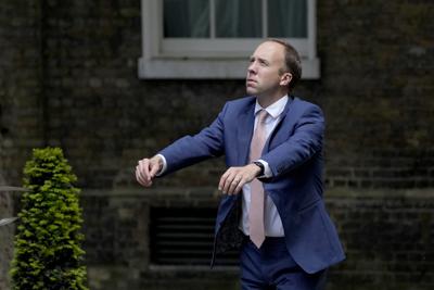 El Secretario de Salud británico Matt Hancock se dirige a 10 Downing Street, en Londres, el  7 de junio de 2021. El Reino Unido registró el viernes, 11 de junio, su mayor número de infecciones de coronavirus desde finales de febrero, la mayoría de ellos con la variante viral identificada inicialmente en India. (AP Foto/Matt Dunham)