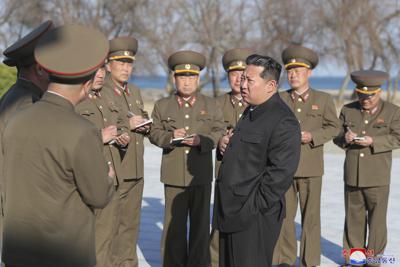 Esta foto sin fecha proporcionada el domingo 17 de abril de 2022 por el gobierno de Corea del Norte muestra al líder Kim Jong Un en un lugar no revelado en Corea del Norte. (Agencia Central de Noticias de Corea/Servicio de Noticias de Corea vía AP)