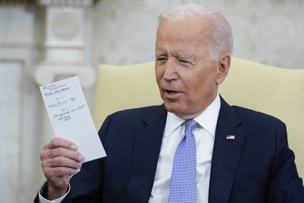 ARCHIVO - El presidente Joe Biden sostiene notas mientras se reúne con el primer ministro indio Narendra Modi en la Oficina Oval de la Casa Blanca, el 24 de septiembre de 2021, en Washington. Biden es un hombre que escribe sus pensamientos. Y algunas de esas reflexiones escritas a mano sobre sus décadas de servicio público ahora son parte de la investigación de un abogado especial sobre el manejo de documentos clasificados. Todavía no está claro qué buscan los investigadores al tomar las notas de su tiempo como vicepresidente y sus años en el Senado, desde su casa en la playa en Rehoboth y su residencia principal en Wilmington, Delaware. (AP Photo / Evan Vucci, archivo)