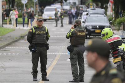 La policía bloquea el acceso a una cárcel que fue escenario de un incendio mortal en Tuluá, Colombia, el martes 28 de junio de 2022. (AP Foto/Juan José Horta)