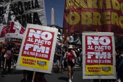La gente protesta contra la decisión del gobierno de llegar a un acuerdo con el Fondo Monetario Internacional, en Buenos Aires, Argentina, el jueves 27 de enero de 2022. Argentina ha pasado tres años tratando de renegociar los términos de pago de un crédito de 44.500 millones que el FMI otorgó en 2018 y lo considera vital para estabilizar una economía cuya larga crisis se ha visto golpeada también por la pandemia. (Foto AP/Rodrigo Abd)