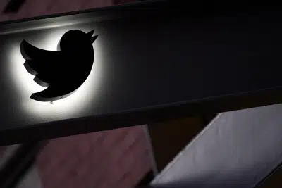 ARCHIVO - El logo de Twitter puede verse en la marquesina del edificio que alberga la oficina de Twitter en Nueva York, el miércoles 26 de octubre de 2022. (AP Foto/Mary Altaffer, archivo)