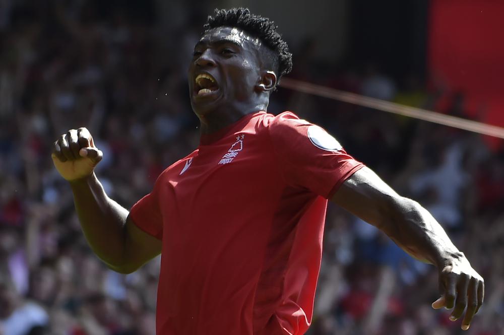 Taiwo Awoniyi del Nottingham Forest celebra tras anotar un gol ante West Ham en la Liga Premier, el domingo 14 de agosto de 2022. (AP Foto/Rui Vieira)