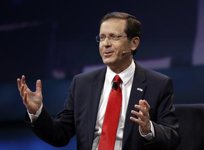 ARCHIVO - En esta imagen de archivo del lunes 27 de marzo de 2017, Isaac Herzog habla en la AIPAC Policy Conference en Washington. El veterano político, miembro de una destacada familia israelí, fue elegido presidente de Israel el miércoles 2 de junio de 2021, un puesto principalmente ceremonial. (AP Foto/Manuel Balce Ceneta, Archivo)