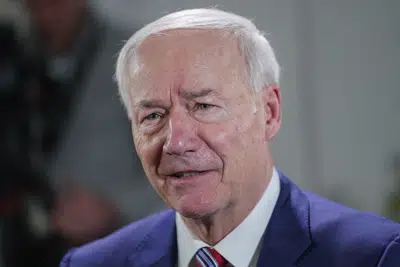 El gobernador de Arkansas Asa Hutchinson en entrevista con la AP el 13 de diciembre de 2022 en Washington. (Foto AP /Pablo Martinez Monsivais)