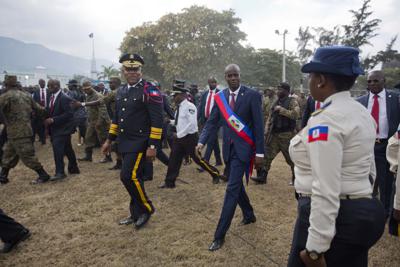 ARCHIVO - En esta fotografía de archivo del 7 de febrero de 2017, el presidente haitiano Jovenel Moïse camina acompañado por el jefe policial Michel-Ange Gedeon en el Palacio Nacional tras su ceremonia de juramentación en el Parlamento, en Puerto Príncipe, Haití. (AP Foto/Dieu Nalio Chery, archivo)