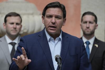 ARCHIVO - El gobernador de Florida, Ron DeSantis, habla en conferencia de prensa en Miami, 1 de febrero de 2022. (AP Foto/Rebecca Blackwell, file)