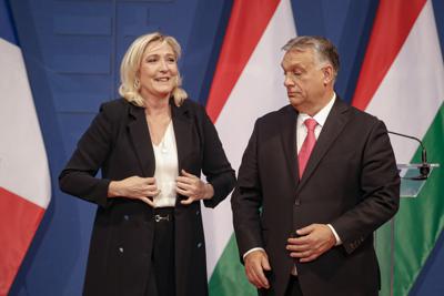 La líder de la extrema derecha de Francia, Marine Le Pen, al reunirse con el primer ministro húngaro Viktor Orban en Budapest, Hungría, el 26 de octubre de 2021. (AP Foto/Laszlo Balogh)