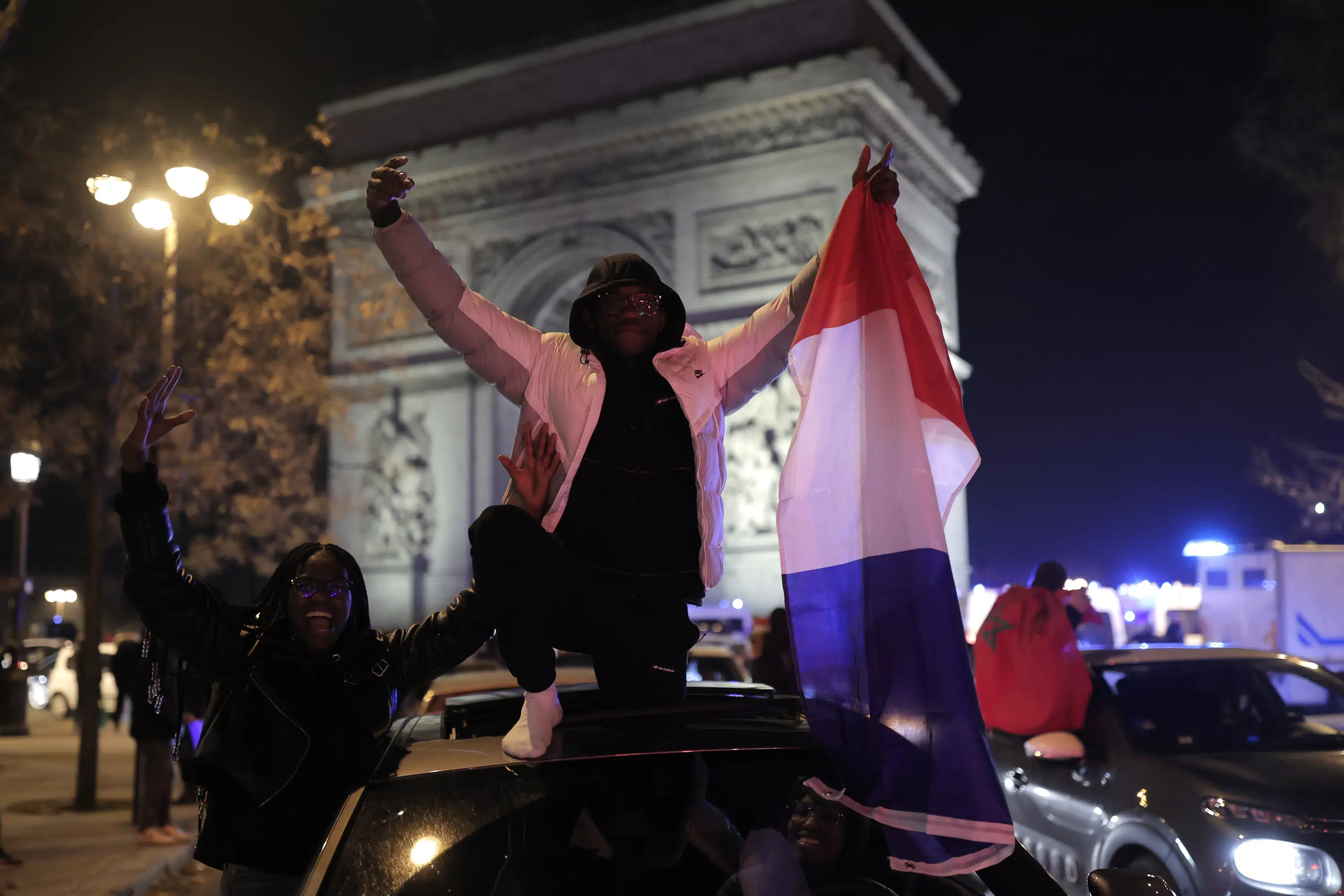 La France célèbre la victoire de la WCup alors que la foule acclame l’équipe nationale marocaine