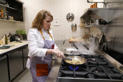 Amy Brandwein, chef y dueña de Centrolina, prepara un plato en su restaurante en Washington el 16 de diciembre del 2021. (AP Foto/Patrick Semansky)