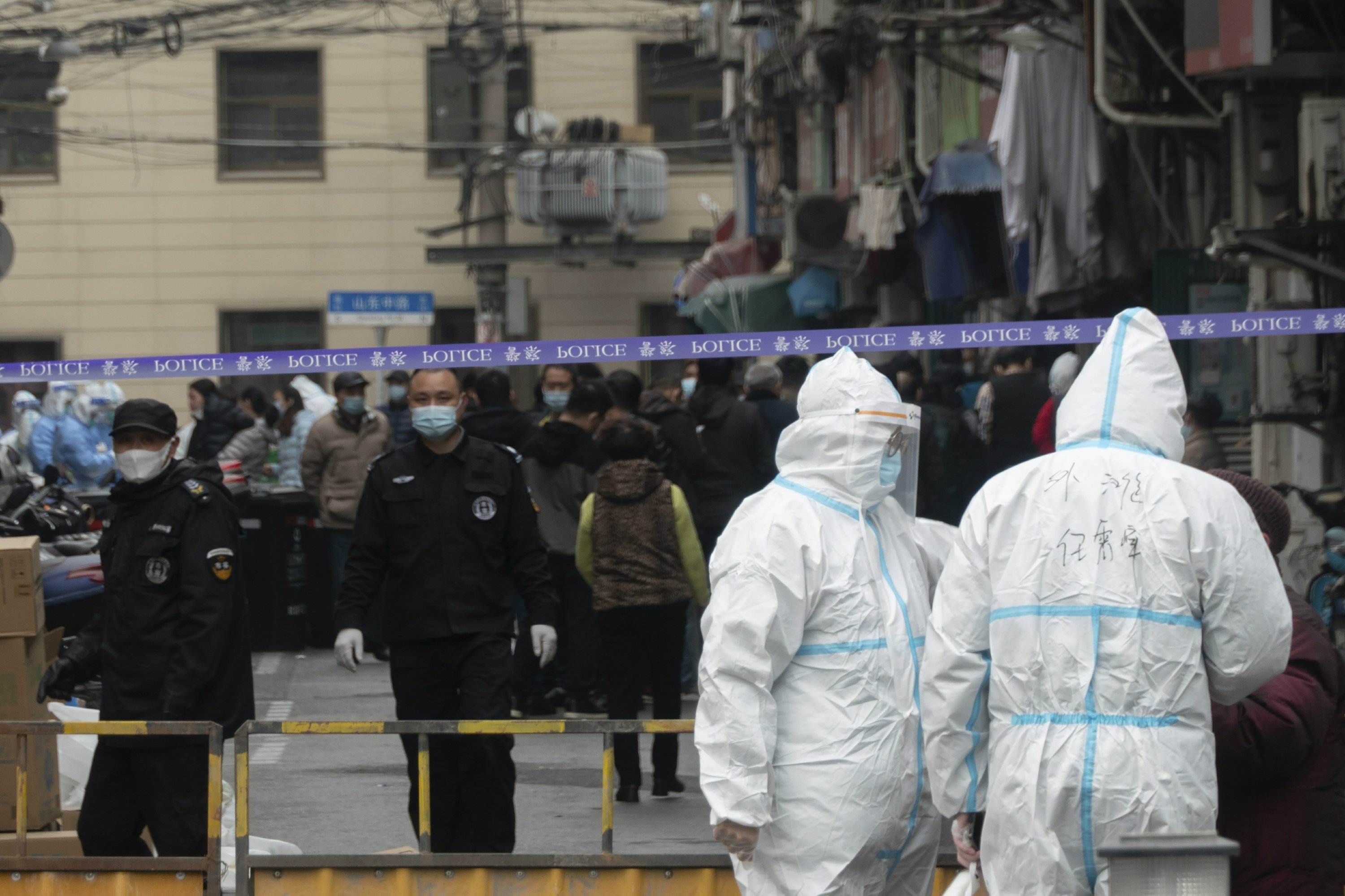 Outbreak in Shanghai leads to blockade of 2 hospitals