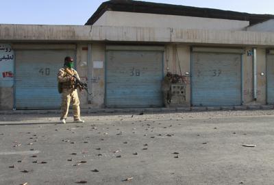 ARCHIVO - En esta fotografía de archivo del martes 3 de agosto de 2021, un elemento de seguridad afgano participa en un combate entre el Talibán y las fuerzas afganas de seguridad en la provincia de Herat, al oeste de Kabul, Afganistán. (AP Foto/Hamed Sarfarazi, archivo)