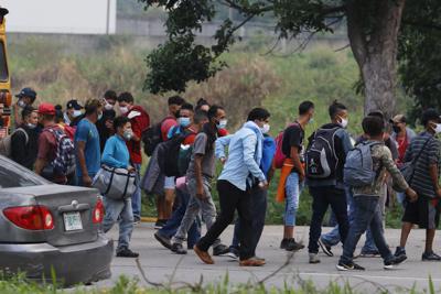 Migrantes caminan en Choloma, Honduras, el jueves 14 de enero del 2021 en camino a Estados Unidos. (AP Photo/Delmer Martinez)