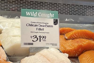 Róbalo chileno pescado frente a las Malvinas (Falkland en inglés) en venta en un supermercado Whole Foods en Cleveland (Ohio) el 17 de junio del 2022. Cuesta 31,99 dólares la libra (poco menos de medio kilo). (AP Photo/Joshua Goodman)